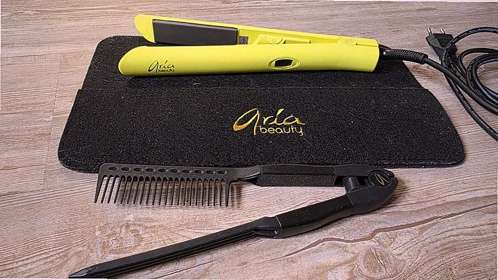 Aria Beauty Titanium Pro Styler Glätteisen mit Matte und Kamm