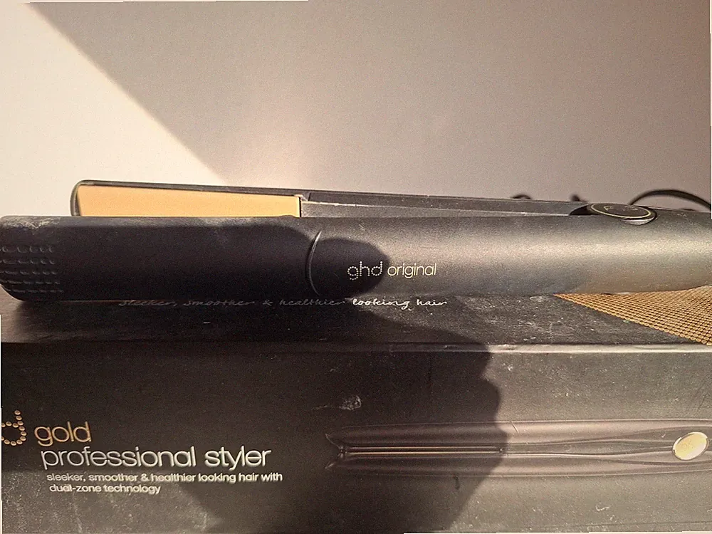 GHD Gold Professional Styler Glätteisen, Schwarz/Gold, mit Hitzeschutzhülle