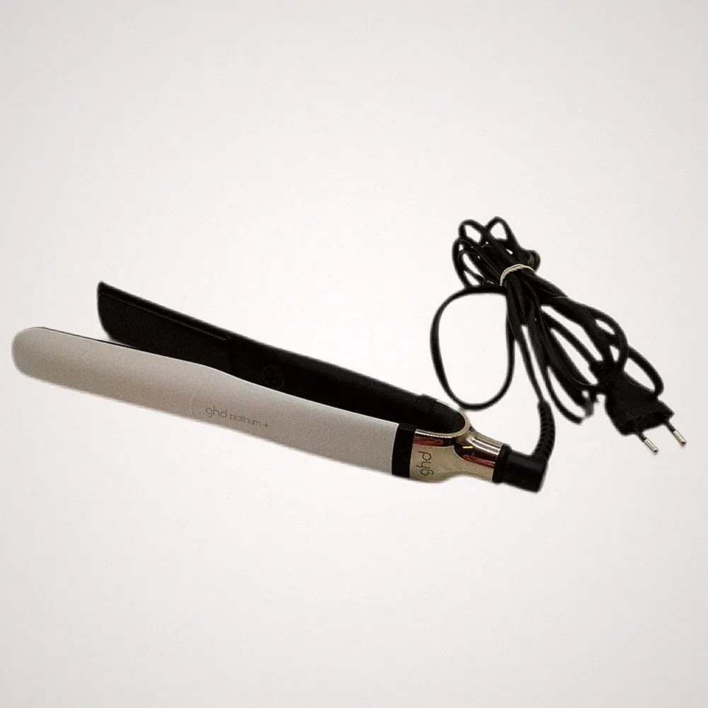 ghd Platinum+ Glätteisen in Weiß - kleine Kratzer an den Heitzplatten