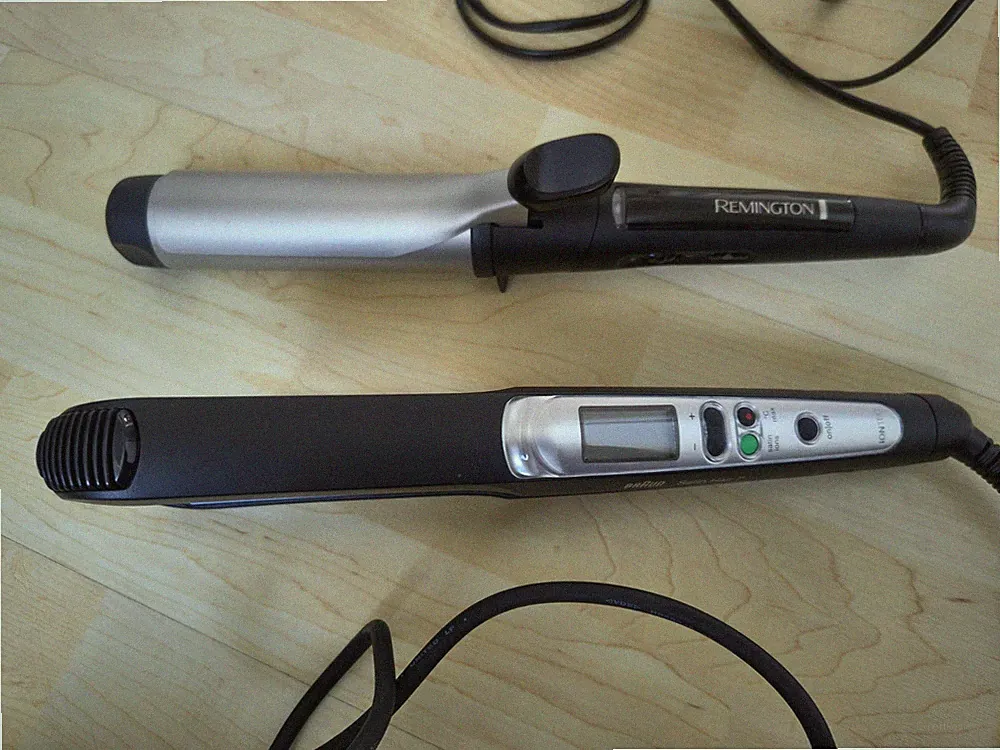 lockenstab von Remington und Glätteisen von braun