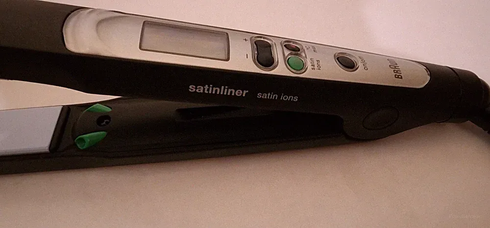 The Braun Satinliner Satin Ions Haarglätter - SCHWARZ & SILBER